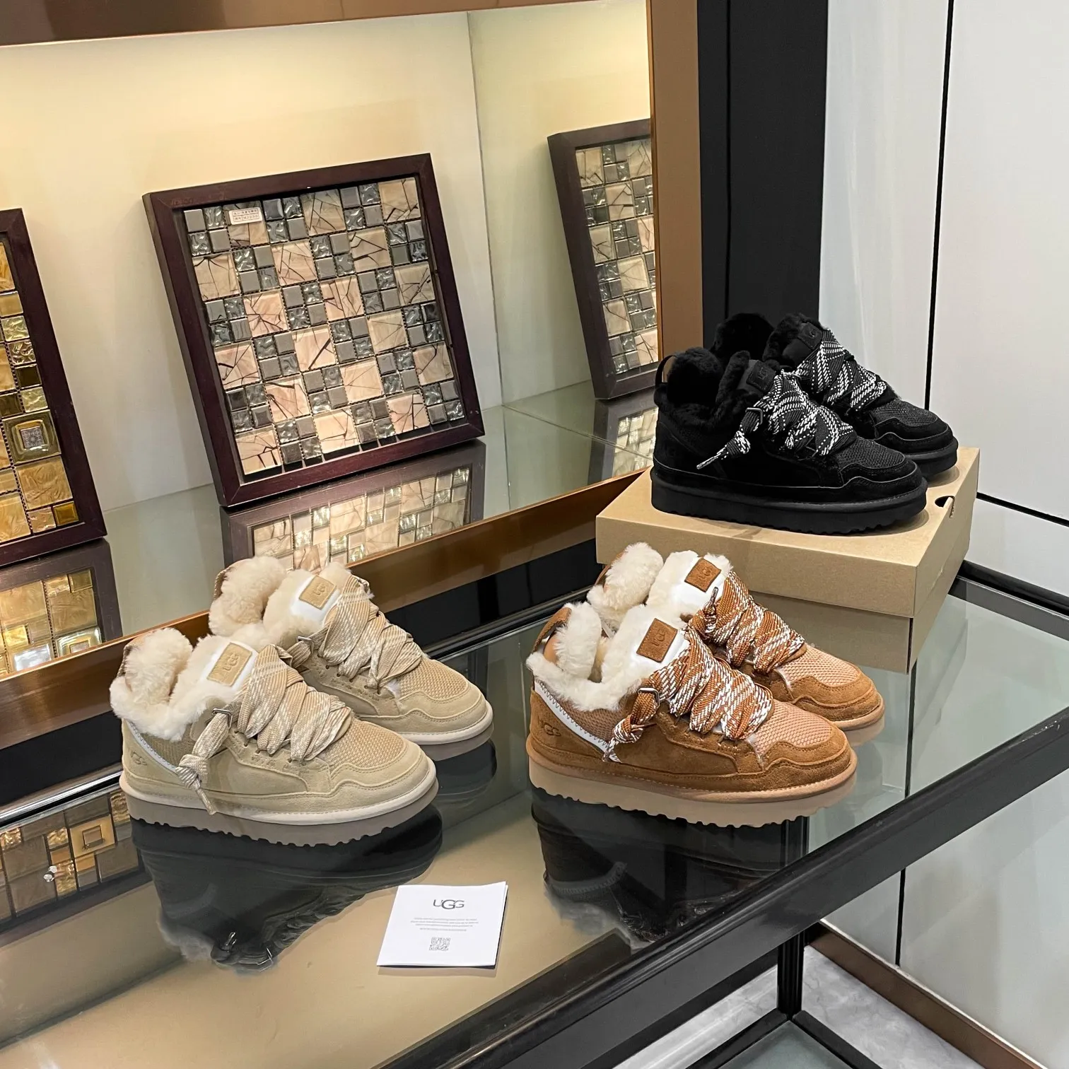Men's shoes for P580! UGG~25vs popular platform thick-soled casual shoes series... [Round-toe thick-soled casual shoes] A shoe that does not clash with shirts, simple partition design ➕ spotted outsole, silk curls on the upper, a must-have for autumn and winter, can be worn with any pants or skirt, very comfortable and beautiful on the feet... ❶Material: Original customized cow ➕Breathable mesh ❷Inner lining: Original customized wool ❸ Foot pads: Original customized sheepskin ❹Outsole: Original molded wear-resistant velvet foam outsole ❺Number of codes: 35-41 ❻Packaging: Original full set of packaging ☀Color: Official website updated simultaneously